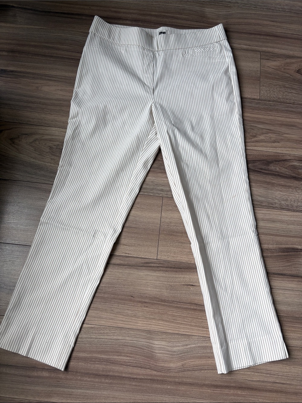 Anne Klein White and Gray Pinstripe Cropped Pants